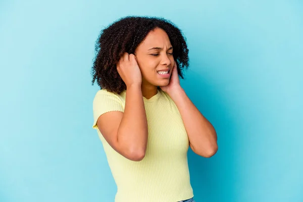 Jong Afrikaans Amerikaans Gemengd Ras Vrouw Geïsoleerd Bedekking Oren Met — Stockfoto