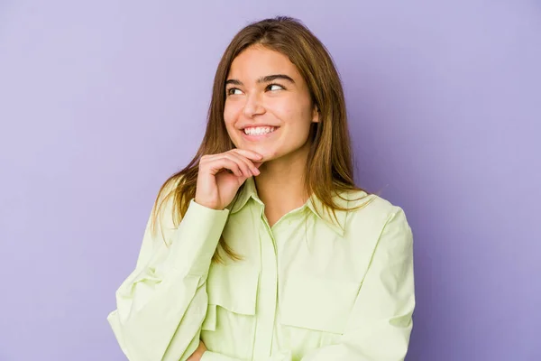 Jovem Magro Caucasiano Menina Adolescente Fundo Roxo Relaxado Pensando Algo — Fotografia de Stock