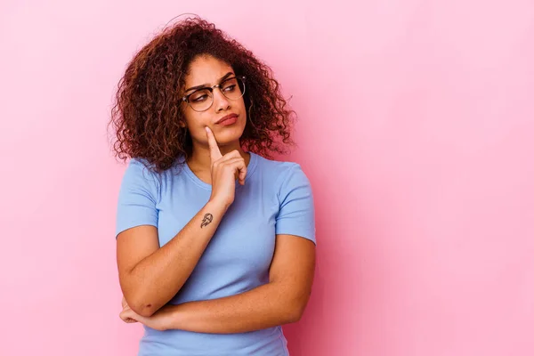 Ung Afrikansk Amerikansk Kvinna Isolerad Rosa Bakgrund Tittar Sidledes Med — Stockfoto