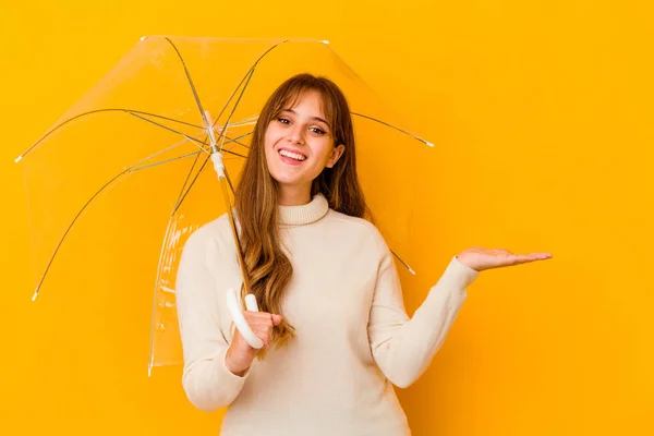 Jeune Femme Caucasienne Tenant Parapluie Isolé Montrant Espace Copie Sur — Photo