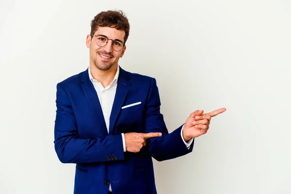 Joven Hombre Caucásico Negocios Aislado Sobre Fondo Blanco Sonriendo Alegremente — Foto de Stock