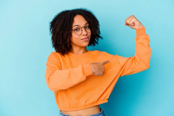 Mujer Joven Afroamericana Raza Mixta Aislada Mostrando Gesto Fuerza Con — Foto de Stock