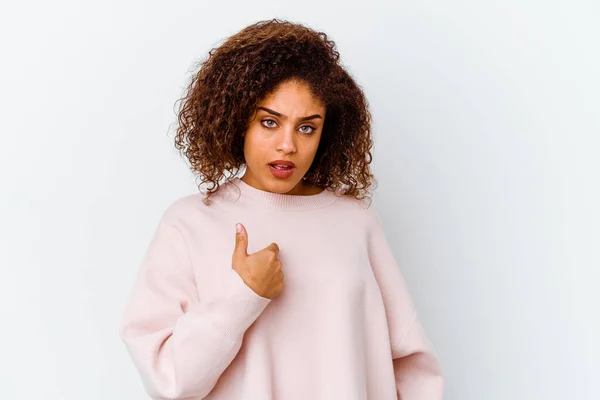 Jeune Femme Afro Américaine Isolée Sur Fond Blanc Surprise Pointant — Photo