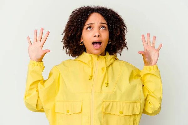 Jovem Negra Americana Mista Mulher Isolada Gritando Para Céu Olhando — Fotografia de Stock