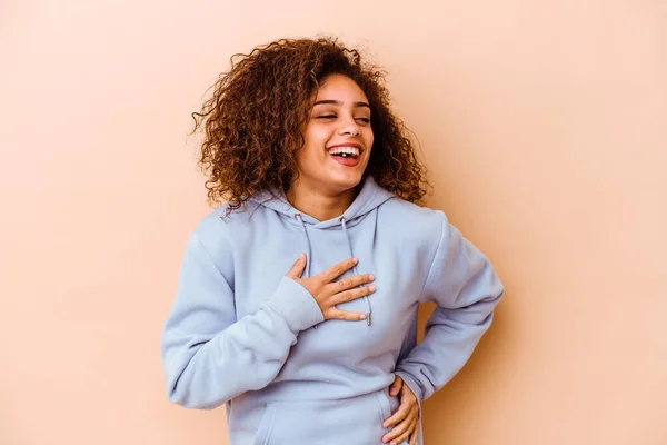 Jovem Afro Americana Isolada Fundo Bege Rindo Mantendo Mãos Coração — Fotografia de Stock