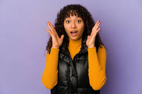 Joven Afroamericana Afro Mujer Aislada Sorprendida Conmocionada — Foto de Stock