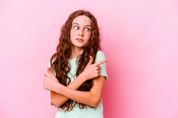 Klein Blank Meisje Geïsoleerd Roze Achtergrond Punten Zijwaarts Probeert Kiezen — Stockfoto