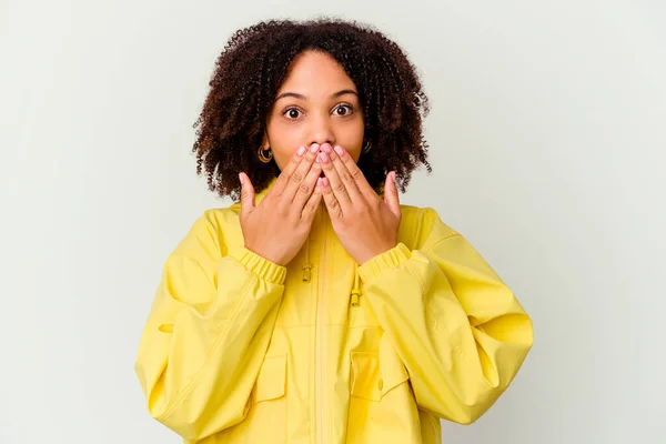 Joven Africano Americano Mixto Raza Mujer Aislado Shocked Cubierta Boca — Foto de Stock