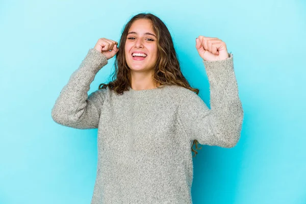 Giovane Caucasico Capelli Ricci Donna Isolato Ballare Divertirsi — Foto Stock