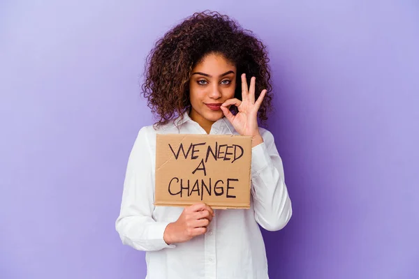 Joven Mujer Afroamericana Sosteniendo Una Necesitamos Cartel Cambio Aislado Fondo — Foto de Stock