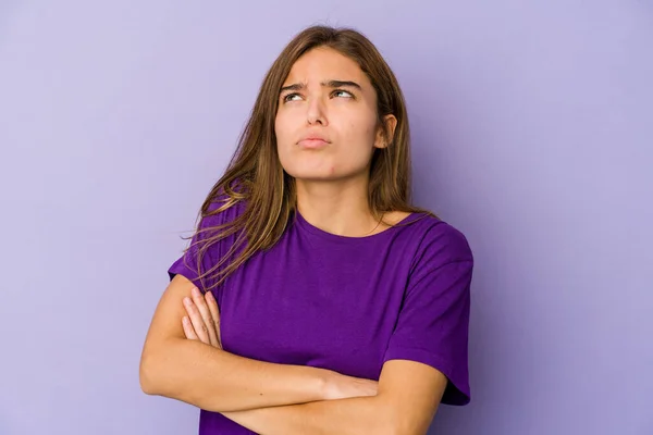 Jovem Magro Caucasiano Menina Adolescente Fundo Roxo Cansado Uma Tarefa — Fotografia de Stock