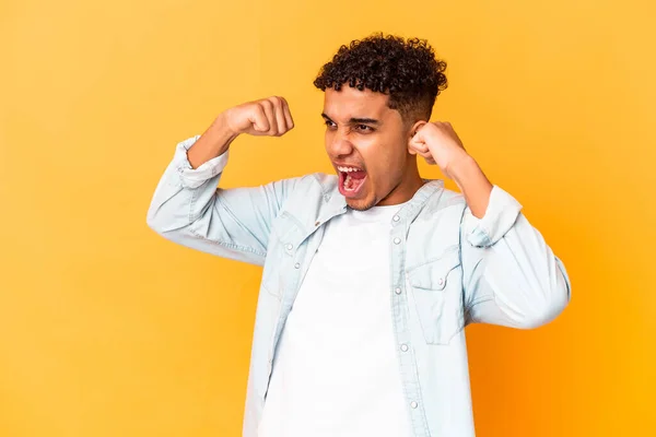 Jovem Afro Americano Encaracolado Homem Isolado Roxo Levantando Punho Depois — Fotografia de Stock