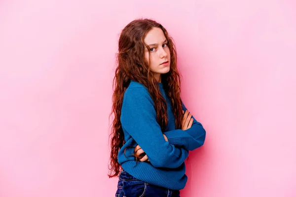 Pequena Menina Caucasiana Isolado Fundo Rosa Franzindo Cara Desagrado Mantém — Fotografia de Stock