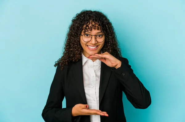 Ung Afrikansk Amerikansk Afro Kvinna Isolerad Håller Något Med Båda — Stockfoto