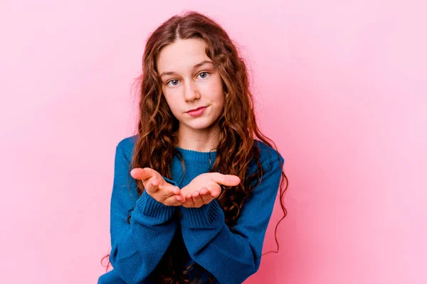 Pequena Menina Caucasiana Isolado Fundo Rosa Lábios Dobráveis Segurando Palmas — Fotografia de Stock