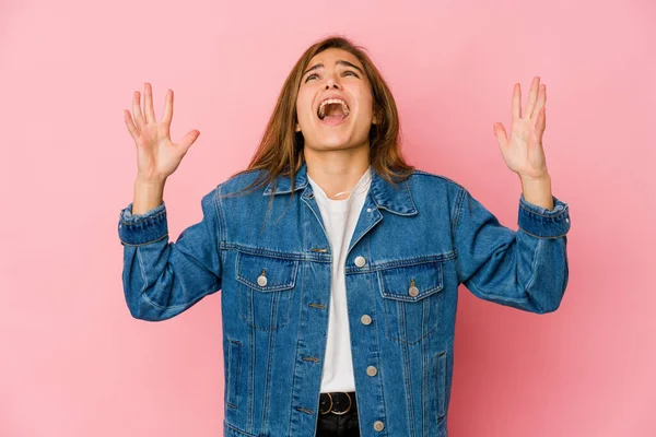 Joven Flaco Caucásico Adolescente Chica Gritando Cielo Mirando Hacia Arriba — Foto de Stock