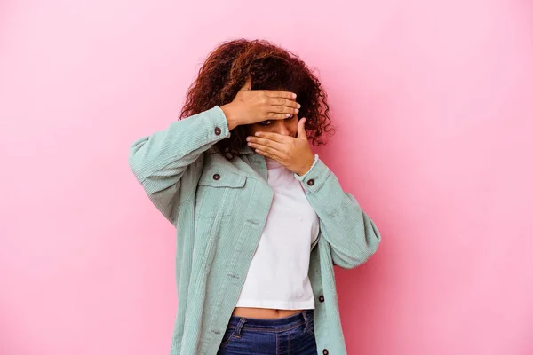 Joven Mujer Afroamericana Aislada Sobre Fondo Rosa Parpadea Ante Cámara —  Fotos de Stock