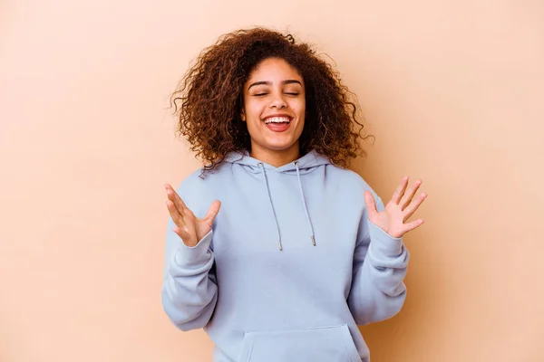 Joven Mujer Afroamericana Aislada Sobre Fondo Beige Ríe Voz Alta — Foto de Stock