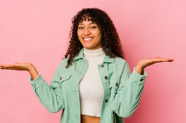 Jovem Afro Americana Africana Isolada Faz Balança Com Braços Sente — Fotografia de Stock