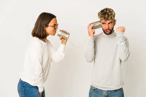 Jóvenes Amigos Hispanos Hablando Través Sistema Latas Mostrando Puño Cámara — Foto de Stock