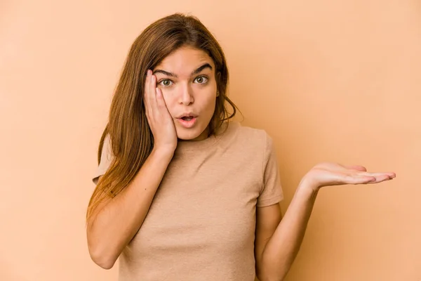 Joven Flaco Caucásico Adolescente Chica Impresionado Sosteniendo Espacio Copia Palma — Foto de Stock