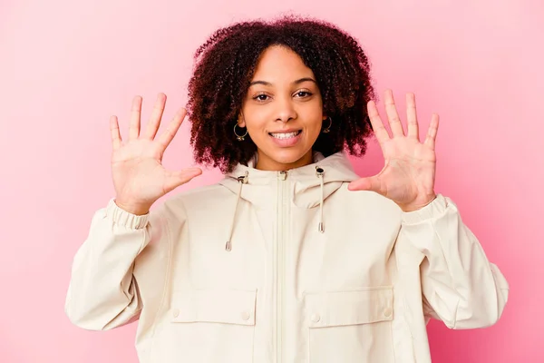若いアフリカ系アメリカ人の混合人種の女性は手で数字10を示す — ストック写真