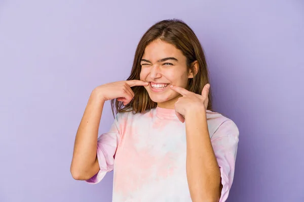 Jovem Magro Caucasiano Menina Adolescente Fundo Roxo Sorrisos Apontando Dedos — Fotografia de Stock