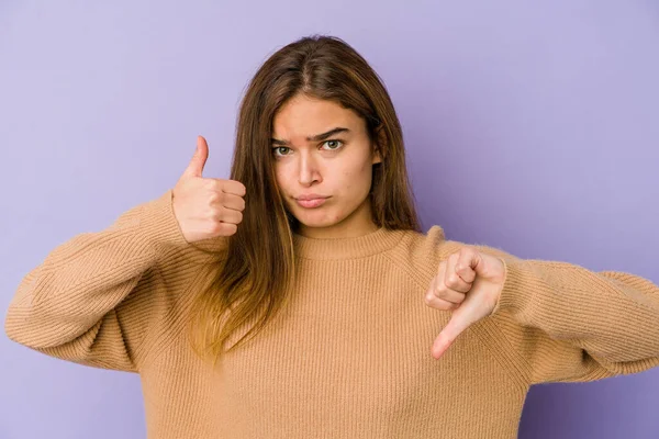 Jong Mager Kaukasisch Meisje Tiener Paarse Achtergrond Tonen Duimen Omhoog — Stockfoto