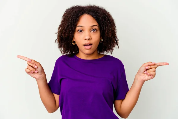 아프리카 미국인 여성은 공간을 가리키며 하나를 선택하고 손가락으로 — 스톡 사진