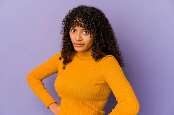 Jovem Afro Americana Africana Mulher Isolada Franzindo Cara Desagrado Mantém — Fotografia de Stock