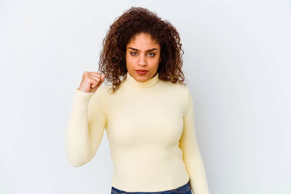 Jovem Afro Americana Isolada Fundo Branco Mostrando Punho Para Câmera — Fotografia de Stock