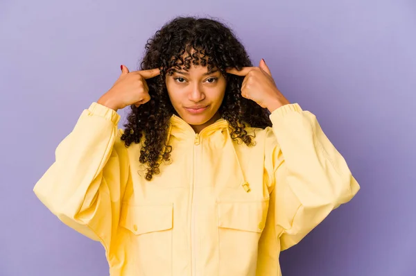 若いアフリカ系アメリカ人のアフロ女性は仕事に焦点を当て孤立し 額を頭に向けて — ストック写真