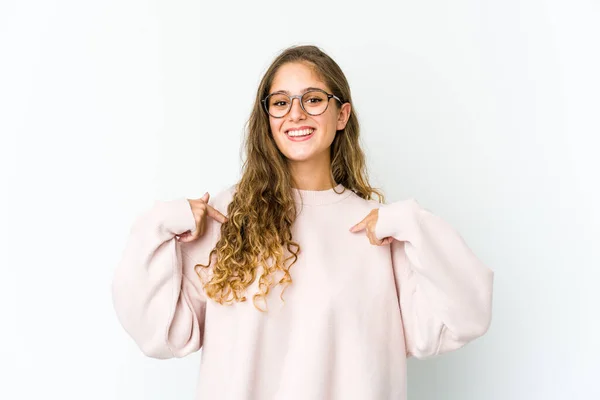 Giovane Donna Caucasica Sorpreso Puntando Con Dito Sorridendo Ampiamente — Foto Stock