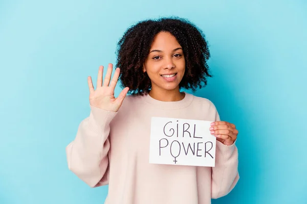 年轻的非洲裔美国混血女子 手握女权的概念 高兴地微笑着 用手指展示第五位 — 图库照片