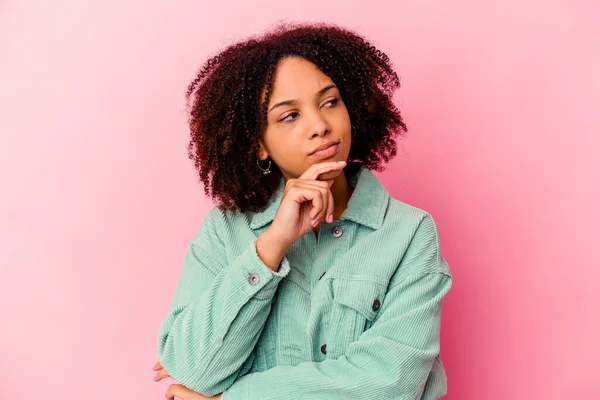 Joven Afroamericana Mestiza Aislada Mirando Lado Con Expresión Dudosa Escéptica — Foto de Stock