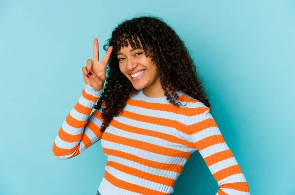 若いアフリカ系アメリカ人のアフロ女性は指で2番目を示す — ストック写真