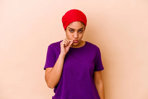 Young African American Woman Isolated Beige Background Fingers Lips Keeping — Stock Photo, Image