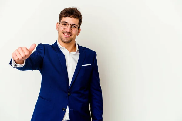 Joven Hombre Caucásico Negocio Aislado Sobre Fondo Blanco Sonriendo Levantando — Foto de Stock