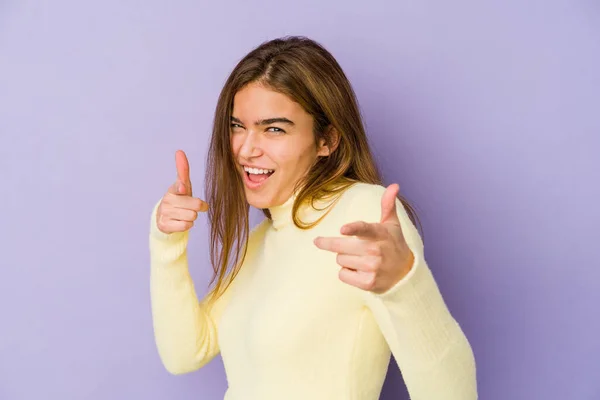 Jong Mager Kaukasisch Meisje Tiener Paarse Achtergrond Wijzend Naar Voor — Stockfoto