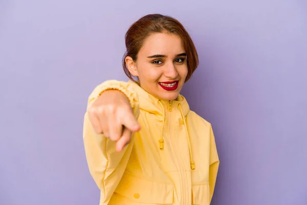 Jovem Árabe Mista Mulher Sorrisos Alegres Apontando Para Frente — Fotografia de Stock