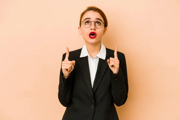 Young Skinny Caucasian Business Woman Isolated Pointing Upside Opened Mouth — Stock Photo, Image