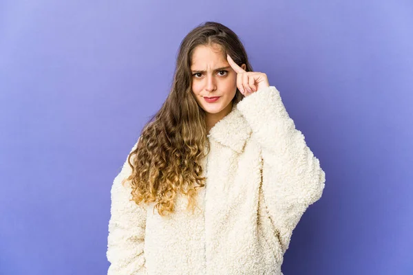 Junge Kaukasische Niedliche Frau Zeigt Mit Dem Finger Auf Die — Stockfoto