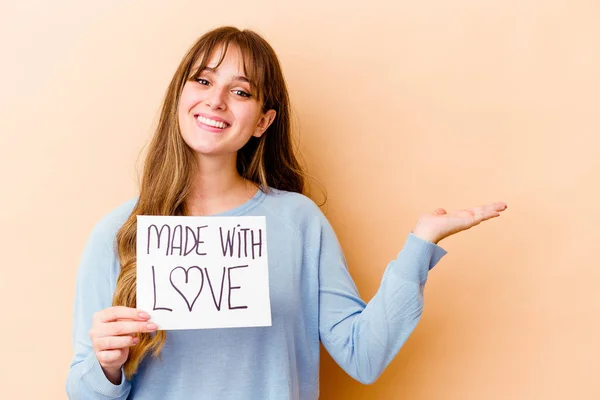 Mulher Branca Jovem Segurando Feito Com Cartaz Amor Isolado Mostrando — Fotografia de Stock