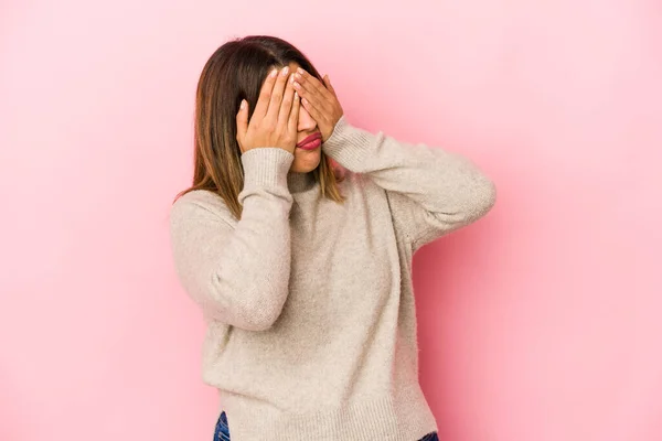 Jeune Femme Indienne Isolée Sur Fond Rose Peur Couvrant Les — Photo