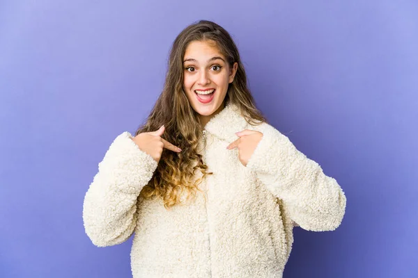 Giovane Donna Caucasica Carino Sorpreso Puntando Con Dito Sorridendo Ampiamente — Foto Stock