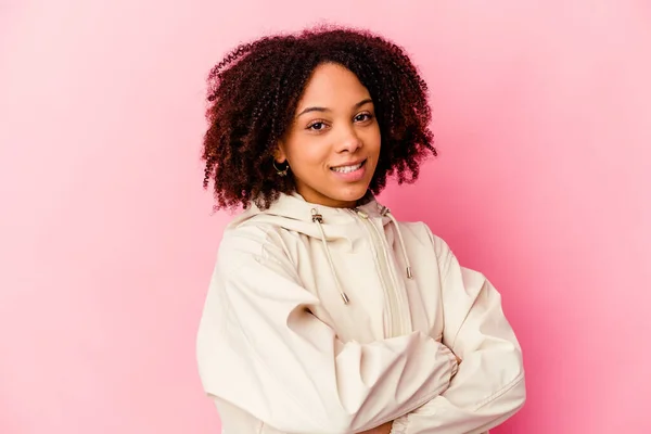 自信のある若いアフリカ系アメリカ人の混合人種の女性は 決定と腕を横断 — ストック写真