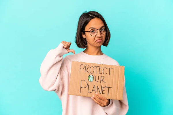 Jeune Hispanique Mixte Femme Tenant Une Protéger Notre Planète Carton — Photo