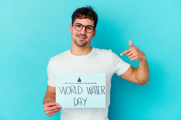 Jonge Blanke Man Vieren Wereld Water Dag Geïsoleerd Blauwe Achtergrond — Stockfoto