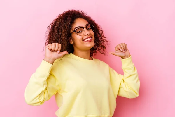 Jong Afrikaanse Amerikaanse Vrouw Geïsoleerd Roze Achtergrond Voelt Trots Zelfvertrouwen — Stockfoto