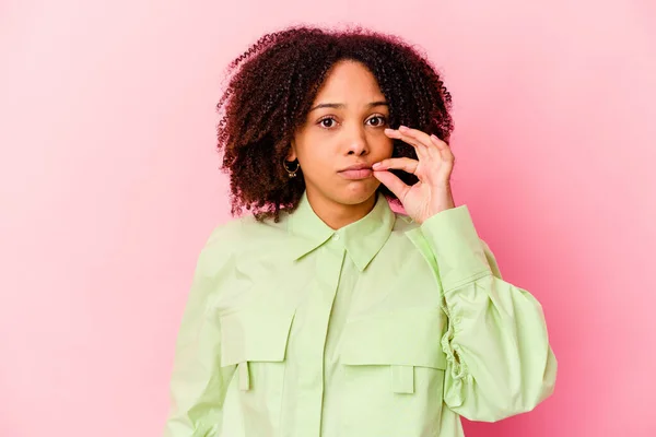 Jovem Negra Americana Mista Mulher Isolada Com Dedos Nos Lábios — Fotografia de Stock